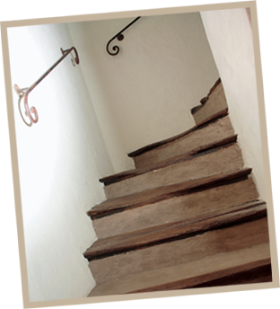 Photo d'un escalier en bois de la Magnanerie de Seillans