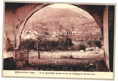 Ancienne photo d'une vue de Seillans avec la Magnanerie et l'école